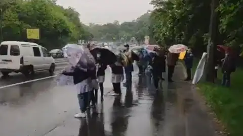 Работники психбольницы в дождь вышли на акцию протеста из-за нехватки финансирования