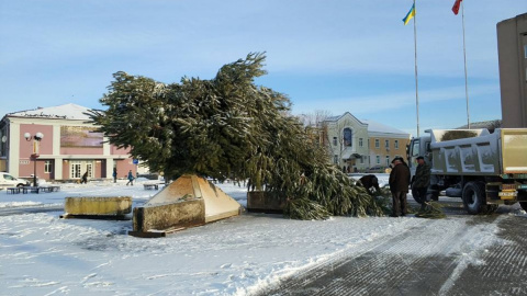 Сильного вітру не витримала металева основа ялинки. Фото: Facebook.com/Florenko.O.A
