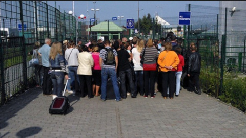 На пешем переходе "Шегини" огромные очереди: многих украинцев не впускают в Польшу