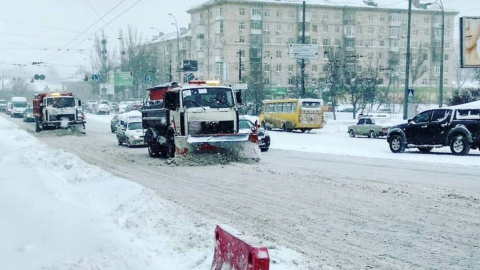 Пішоходам рекомендують рухатися по тротуарах з обережністю. Фото: @Pecherskyi District
