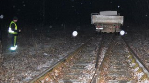 На рейках вони проїхали близько кілометра.