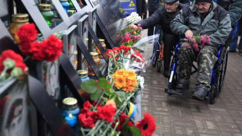 Фото дня: возле мемориала "Небесной Сотни" зажгли лампадки в честь годовщины Евромайдана