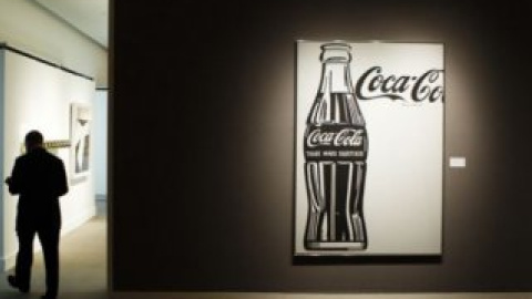 Черная бутылка Coca-Cola изображена на картине Уорхола на белом фоне.