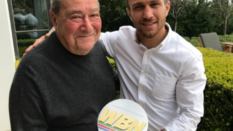 Арум вручил Ломаченко его награду за первое место. Фото: worldboxingnews.net