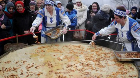 ​В Беларуси к 8 марта испекли самый большой драник в мире