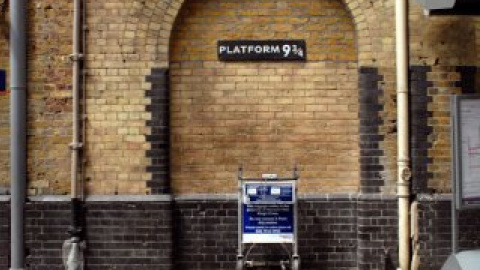 Тур включает в себя посещение платформы 9 3/4 на вокзале King’s cross.