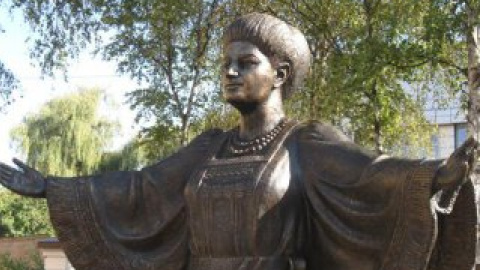 Бронзовый памятник установлен в центре города у здания областной государственной телерадиокомпании "Лтава".