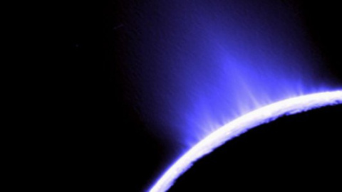 NASA: Расположение гейзеров на спутнике Сатурна выдало существование скованного льдом моря с приливами и отливами
