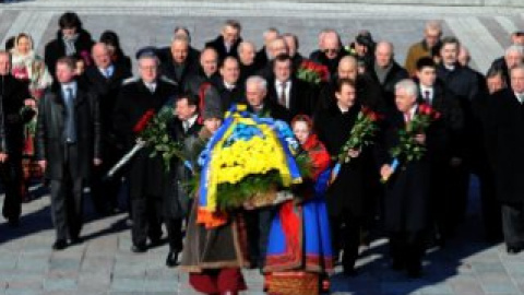 Азаров поклав квіти до пам'ятника Шевченка. Фото: прес-служба Кабміну