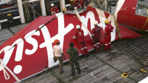 ​Передняя часть самолета Air Asia доставлена на берег