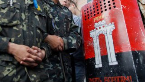 Фото дня: активисты Майдана требовали отставки Литвина. Госпогранслужба применила водометы