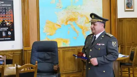 Суд позволил Полтораку "секретить" приказы о раздаче наградного оружия