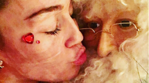 Майли Сайрус и Санта Клаус. Фото: instagram.com/mileycyrus
