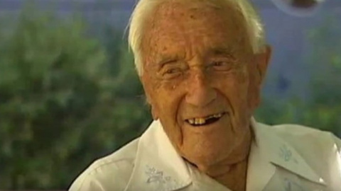 102-летний учитель добился возможности остаться в университете и преподавать. Фото: скрин YouTube
