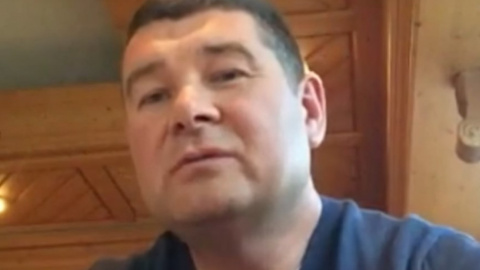 Онищенко показал часы, на которые записывал разговор с Порошенко. Фото: Скриншот видео
