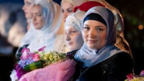 У Дубаї було представлено близько 70 повсякденних і вечірніх нарядів.