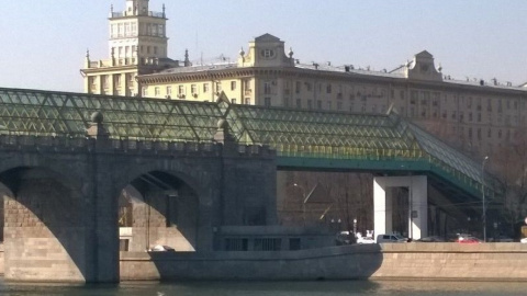 Пользователели соцсетей приняли тень за настоящий корабль. Фото: pikabu.ru