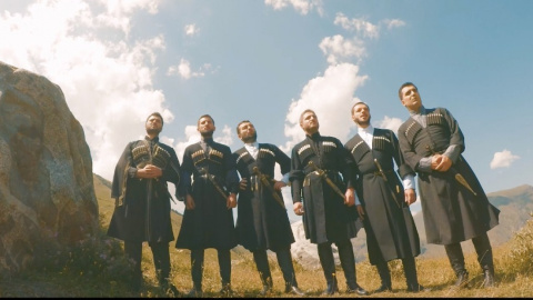 В видеоклипе парни поют песни Кузьмы на фоне грузинской природы. Скриншот: YouTube.com @Geo Folk Tour
