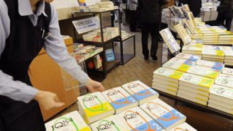 Нова книга Муракамі в токійській книгарні.