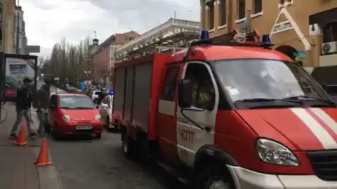 В Pinchuk Art Centre на Бассейной ищут взрывчатку. Скриншот видео Информатор Киев