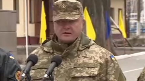 Как утверждает Бутусов, после удара Порошенко натянул кепку на правый глаз. Скриншот: 112 Украина / YouTube