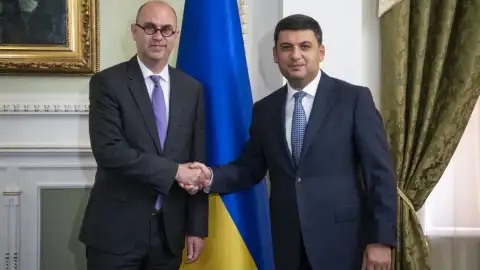 Владимир Гройсман и глава миссии МВФ Рон ван Роден. Фото:  kmu.gov.ua
