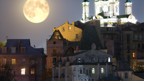 Суперлуние в Киеве. Фото: Виталий Стельмах