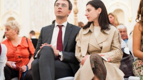 Жена Омеляна продает в РФ платья, которые создает. Фото: iamir.info