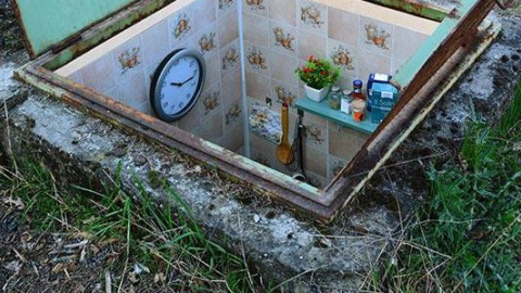 ​Итальянский художник сделал из люков жилые комнаты