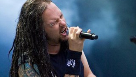 Лідер групи Korn Джонатан Девіс закликав не заправлятися паливом ВР.
