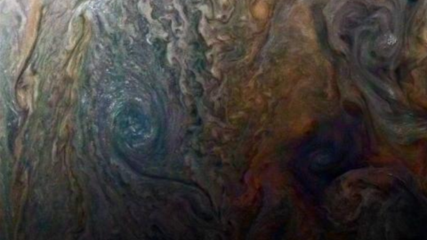 Большое темное пятно располагается вблизи северного полюса планеты. Фото: www.nasa.gov