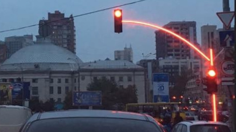 Теперь у светофоров на проспекте Победы светятся столбы. Фото: facebook.com/ilyasagaidak