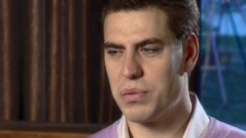 Дюжев постійно дзвонить батькам постраждалої та цікавиться її станом.