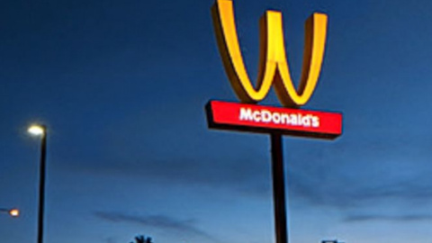 McDonald’s впервые поменял логотип компании в честь 8 Марта. Фото: cnn.com