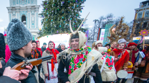 Святкування пройшло з щедрівками, виступами співочих колективів та народними гуляннями. Фото: Олександр Гончаров / "Апостроф"