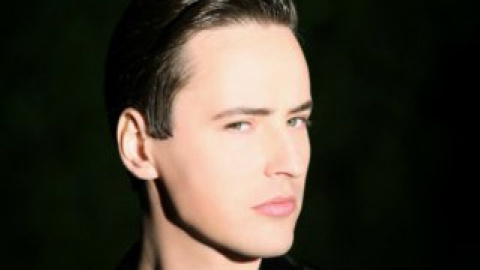 Артист якобы нанес полицейскому удар ногой, а его супруга била по голове бутылкой с коньяком.