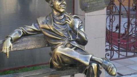 Памятник главному Остапу Бендеру  в Харькове.