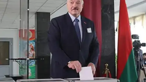 Лукашенко на избирательном участке. Фото: сайт президента Беларуси