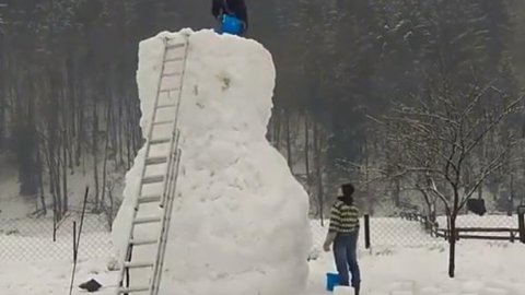 На Закарпатті зліпили гігантського семиметрового сніговика. Фото: 0312.іа
