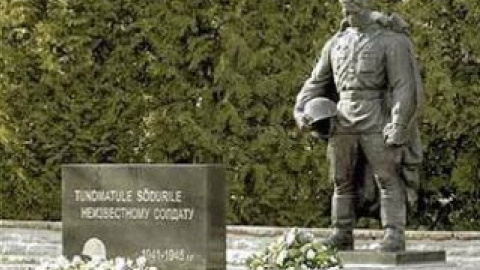 Пам'ятник Воїну-визволителю на військовому цвинтарі в Таллінні.