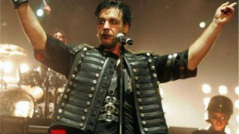 Ліндеманн подав у суд на Apocalyptica незабаром після того, як  група випустила Worlds Collide.