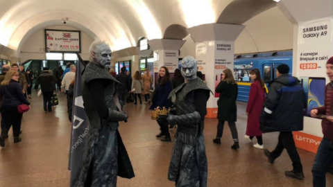 У київському метро з'явилися Білі ходоки. Фото: facebook.com/pryzigley