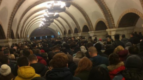 На метро "Золоті ворота" людям довелося стояти в натовпі без шансу потрапити в переходна станцію "Театральна" близько 12 хвилин. Фото: facebook.com