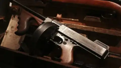 ​"Українські Новини" через суд потребовали у Авакова и Полторака рассказать, кому и как они раздавали наградное оружие