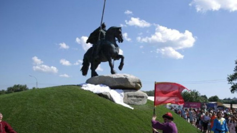 Высота памятника с постаментом - 12 метров, а позировал для создания скульпторы Василий Вирастюк. Фото: vesti-ukr.com