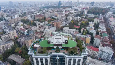 В центре Киева появился первый настоящий парк на крыше жилого высотного дома