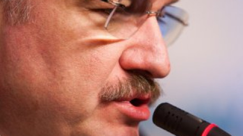 Ведучий програми - Євген Кисельов.
