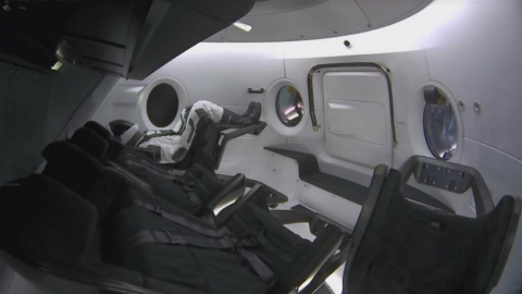 Замість людей в капсулу помістять манекен. Фото: twitter.com/elonmusk