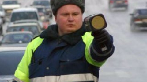 Коли даішники вилізли, щоб втихомирити хулігана, який залишився в їх машині водій завів її і поїхав. Ілюстрація з сайту auto64.ru