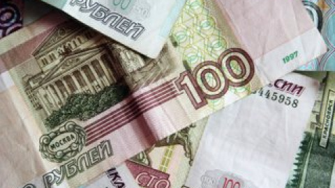 Люди збирали купюри, що сипалися з вікна ГУМу.